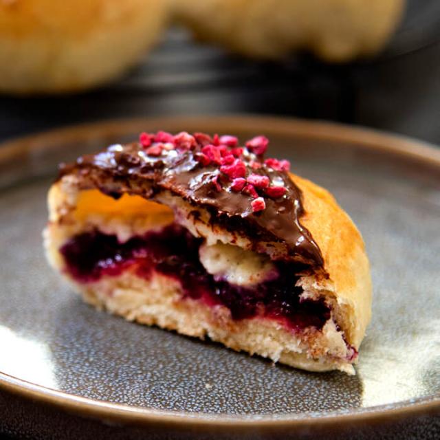 Fastelavnsboller med solbær og chokoladecreme med BKI kaffe i