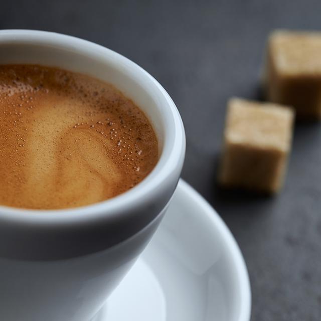 espresso kaffe placeret på notesbog