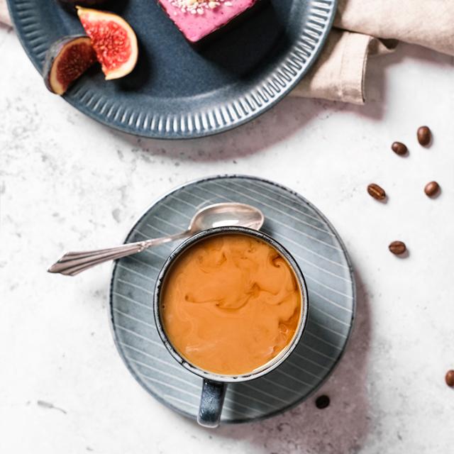 kaffe med mælk fra filterkaffemaskine 