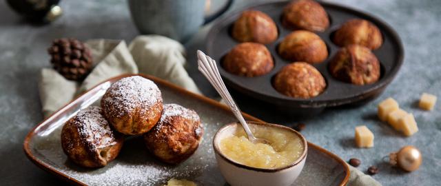 æbleskiver med kaffe, marcipan og æblekompot
