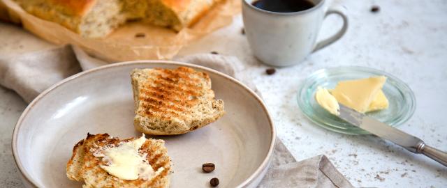 varme hveder med kaffeprikker og smør og kaffe